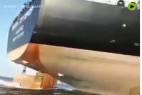 Απίστευτο: Κασκαντέρ ανεβαίνει στο πηδάλιο γιγαντιαίου δεξαμενόπλοιου