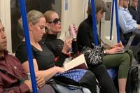 Βρετανίδα πίνει pink gin με σόδα, μέσα στο βαγόνι του μετρό και γίνεται viral