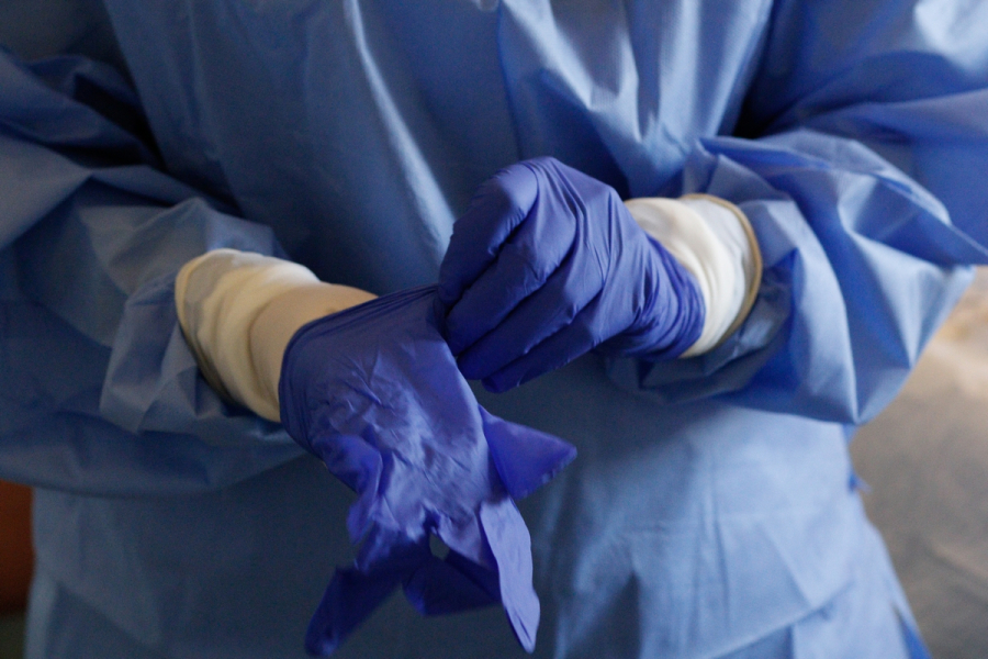 «Δεν μπορώ να ξαπλώσω χωρίς οξυγόνο»: Εμβολιασμένη νοσηλεύτρια νοσεί με κορονοϊό