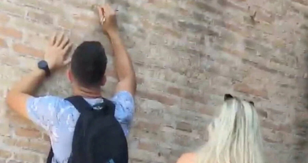Κολοσσαίο: Ταυτοποιήθηκαν οι τουρίστες που χάραξαν τα ονόματά τους σε τοίχο