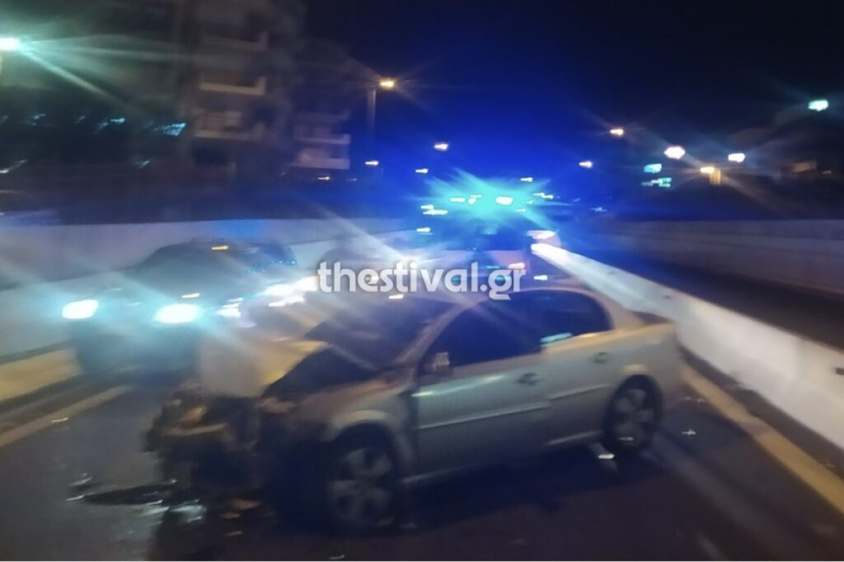 Μετωπική οχημάτων στη Θεσσαλονίκη - ΙΧ που οδηγούσε 79χρονος μπήκε στο αντίθετο ρεύμα (φωτογραφίες)
