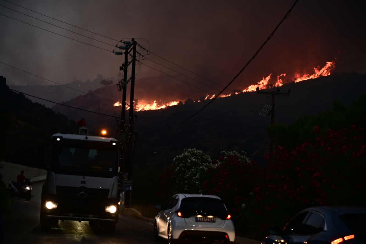 Καίγονται Δερβενοχώρια, Λουτράκι και Σαρωνίδα - Τουλάχιστον 60 καμένα σπίτια