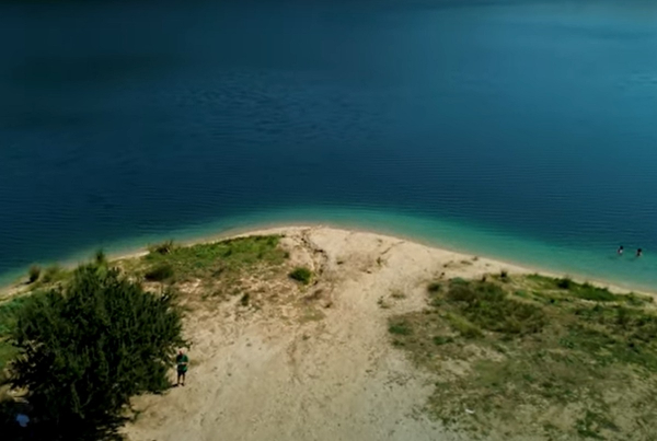 Η εναλλακτική παραλία σε 500 μέτρα υψόμετρο και οι μύθοι της (βίντεο)