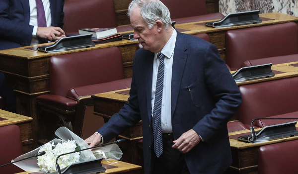Βουλή: Ενός λεπτού σιγή στη μνήμη του Μ. Βολουδάκη – Την έδρα του καταλαμβάνει ο Δ. Φραγκάκης