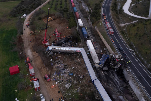 LIVE - Τέμπη: 36 οι νεκροί από τη σύγκρουση των τρένων - Σηκώνουν με γερανούς τα καταπλακωμένα βαγόνια