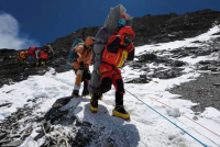 Έβερεστ: Σέρμπα διέσωσε ορειβάτη από τη «ζώνη θανάτου» (Βίντεο)
