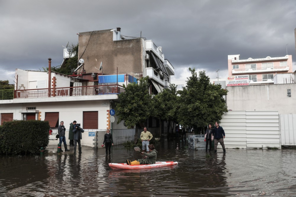 Η κακοκαιρία «Μπάλλος» βούλιαξε τη χώρα: Προβλήματα, πλημμύρες, και ένας νεκρός