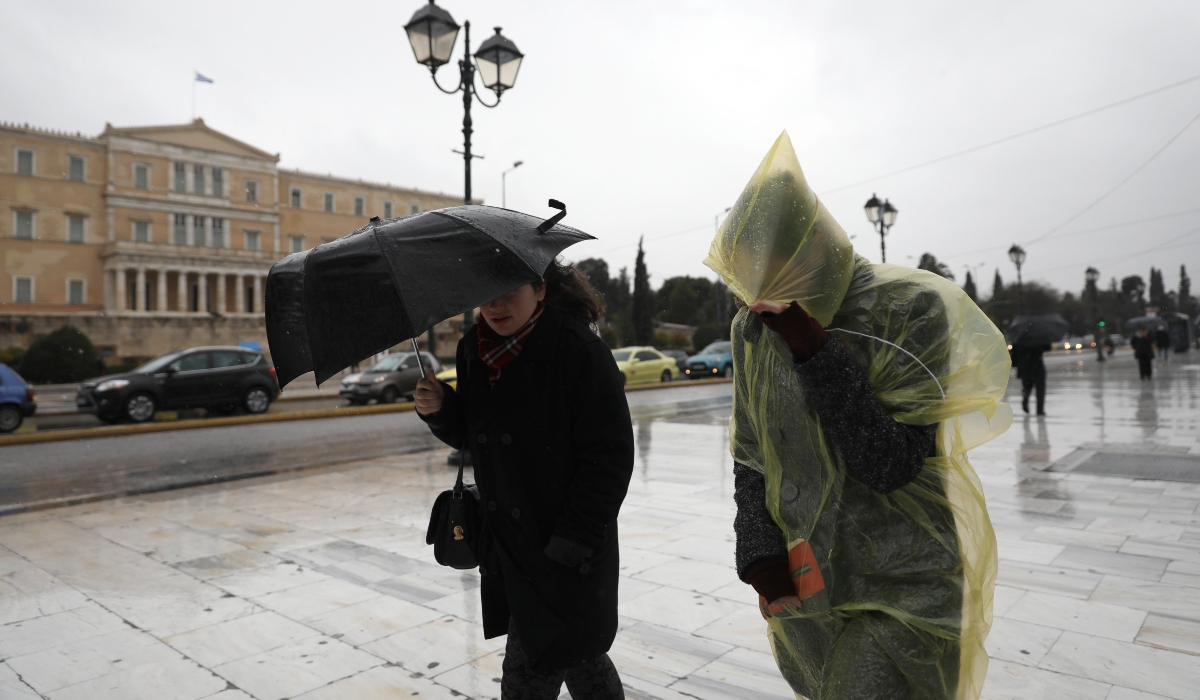 Χιονίζει στην Πάρνηθα - Πρόβλεψη για ισχυρή κακοκαιρία Τετάρτη και Πέμπτη