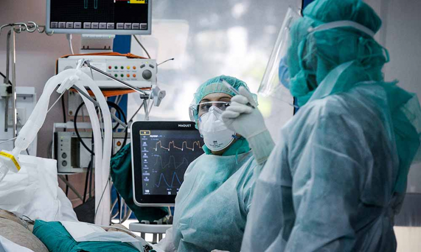 Συνεχίζεται η «μάχη» στα νοσοκομεία: Πάνω από 40 οι διασωληνωμένοι εκτός ΜΕΘ στην Αττική