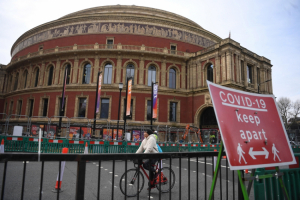 Νέα χαλάρωση του lockdown στη Βρετανία: Ξανανοίγουν μουσεία, κινηματογράφοι και εστίαση