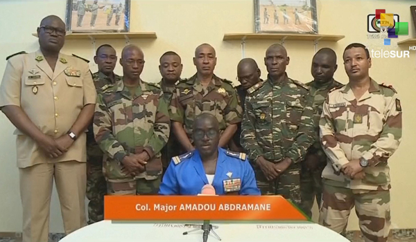 Πραξικόπημα στον Νίγηρα – Στρατιωτικοί ανέτρεψαν τον εκλεγμένο πρόεδρο Μοαμέντ Μπαζούμ