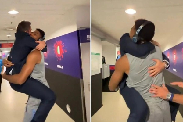 Eurobasket 2022: «Επικό» βίντεο με τον Ποτσέκο να πηδάει στην αγκαλιά του Γιάννη Αντετοκούνμπο