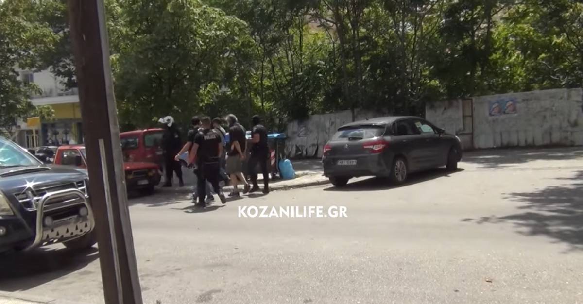 Κοζάνη: Σοβαρά ένας τραυματίας από επίθεση με τσεκούρι - Η στιγμή της σύλληψης