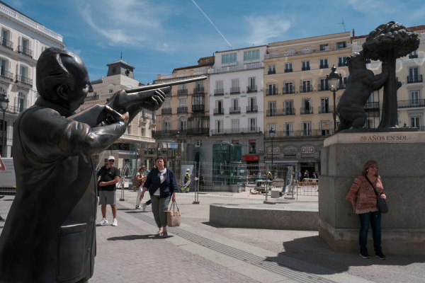 Ισπανία: Άγαλμα που περιπαίζει τον Χουάν Κάρλος εμφανίστηκε στη Μαδρίτη (εικόνες)