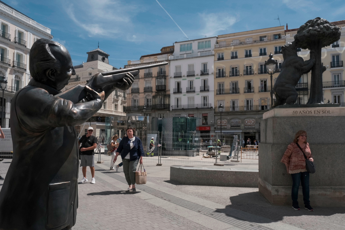Ισπανία: Άγαλμα που περιπαίζει τον Χουάν Κάρλος εμφανίστηκε στη Μαδρίτη (εικόνες)