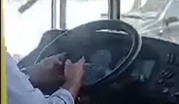 Χανιά: Οδηγός ΚΤΕΛ παίζει με το κινητό του την ώρα που εκτελεί δρομολόγιο (Βίντεο)
