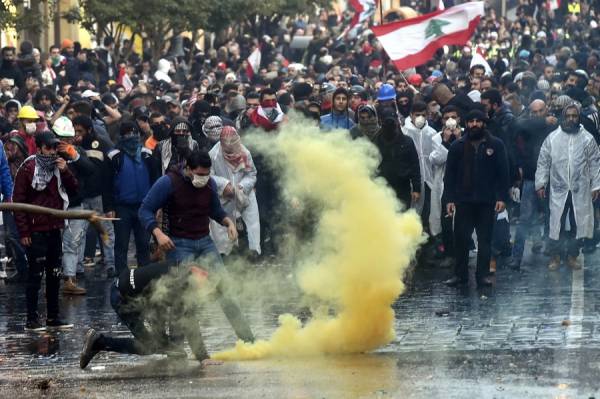 Λίβανος: Εκατοντάδες τραυματίες από επεισόδια μεταξύ διαδηλωτών και αστυνομίας