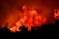 Εκτός ελέγχου η φωτιά στη Ρόδο: Πολλά χιλιόμετρα το πύρινο μέτωπο (Βίντεο)