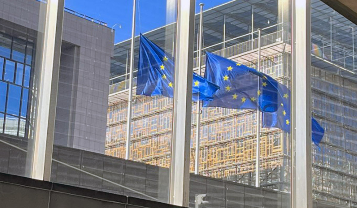 Μεσίστιες οι σημαίες της ΕΕ στα κτήρια της Κομισιόν για τα θύματα της τραγωδίας στα Τέμπη