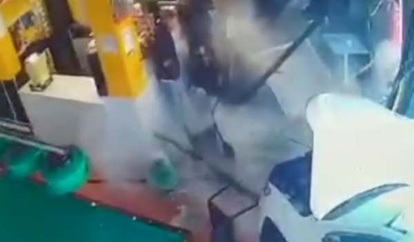 Συγκλονιστικό βίντεο: Αυτοκίνητο καρφώνεται σε καφέ και τραυματίζει 7 άτομα