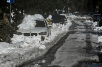 Δρόμοι «παγοδρόμια» και εκατοντάδες σπίτια χωρίς ρεύμα – Στην Πεντέλη έβαλαν «ρεφενέ» για μπουλντόζα