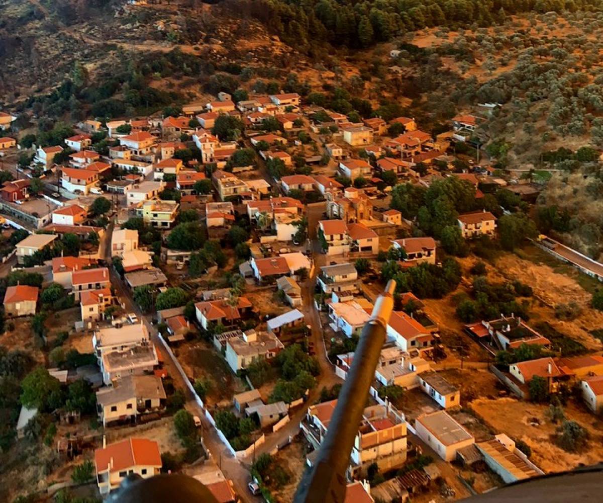 Εύβοια: Ανατριχιαστικό καρέ από ελικόπτερο, με γιγάντιες φλόγες να απειλούν χωριό (Εικόνα)