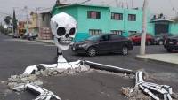 Πελώριος σκελετός «σπάει» την άσφαλτο για τη Μέρα των Νεκρών στο Μεξικό