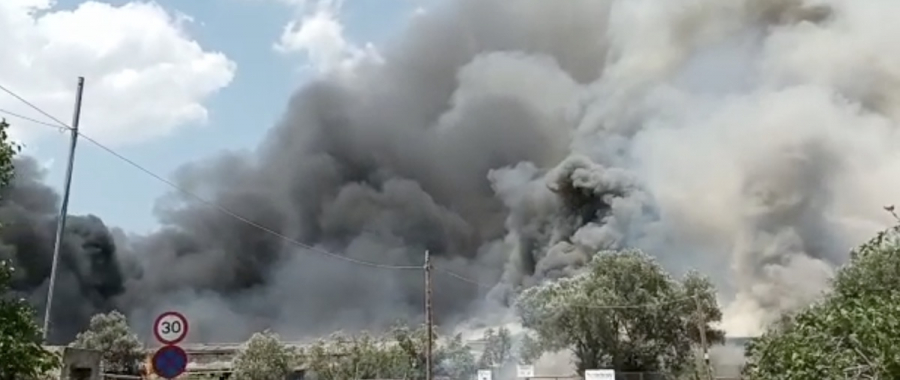 Μεγάλες καταστροφές από τη φωτιά σε εργοστάσιο στο Μενίδι (βίντεο και φωτογραφίες)