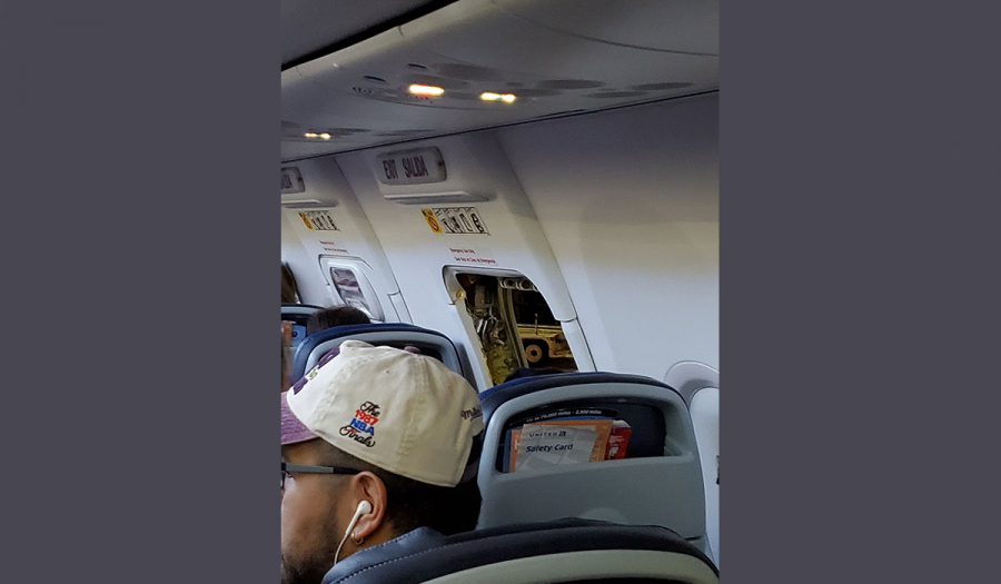 Επιβάτης της United Airlines άνοιξε την έξοδο κινδύνου και κατέβηκε από το φτερό