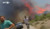 «Φύγετε!»: Συνεργείο της ΕΡΤ και εθελοντές τρέχουν να γλιτώσουν από τη φωτιά - Βίντεο