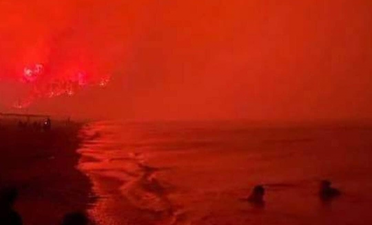 Φωτιά στην Εύβοια – Απόκοσμη φωτογραφία με την παραλία της Αγίας Άννας