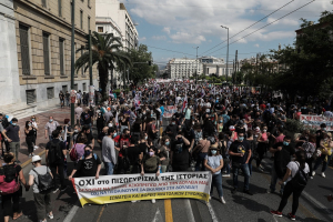 Απεργία: Χιλιάδες στον δρόμο για εργασιακά και 8ωρο - Οι κινητοποιήσεις σε εικόνες