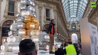 Μιλάνο: Ακτιβιστές για το κλίμα έβαψαν το χριστουγεννιάτικο δέντρο της Gucci