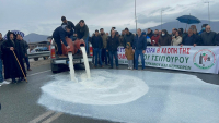 Γάλα στον δρόμο από τους αγρότες - Έκλεισαν την Ε.Ο. Λάρισας - Κοζάνης (βίντεο)
