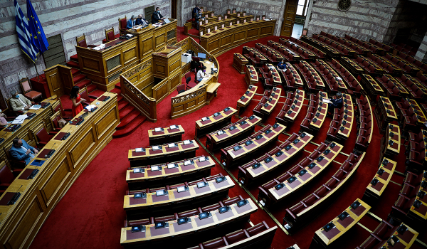 Βουλή: «Φωτογραφικές» τροπολογίες καταγγέλλει η αντιπολίτευση και ζητά την απόσυρσή τους