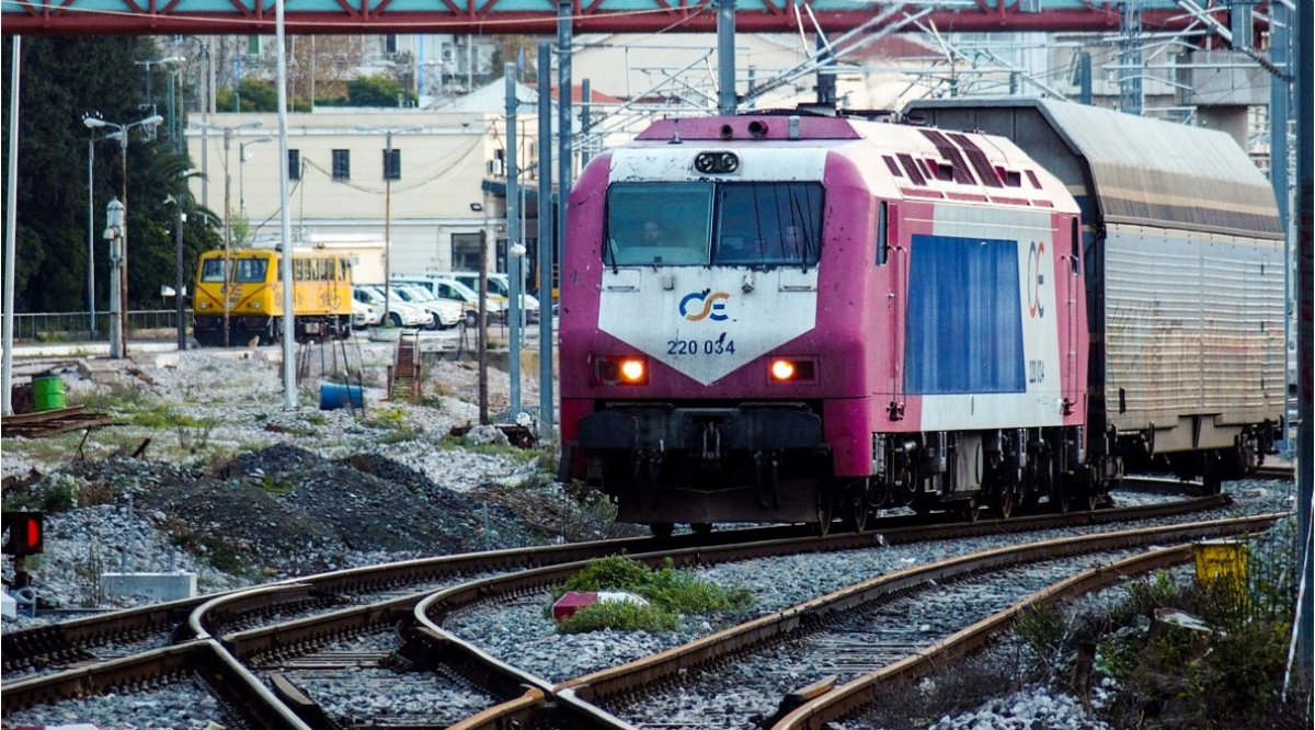 Πάτρα: Μηχανάκι «καρφώθηκε» στις μπάρες του τρένου - Δύο οι τραυματίες