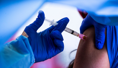 Politico: Τα εμβόλια από μόνα τους δεν αρκούν - Η ανησυχία των ειδικών και η πρόταση «vaccines-plus»