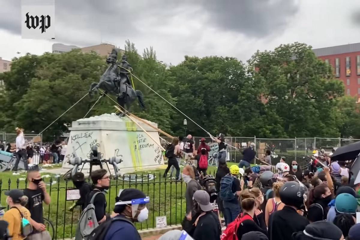 ΗΠΑ: Διαδηλωτές προσπάθησαν να ρίξουν το άγαλμα του Άντριου Τζάκσον, έξαλλος ο Τραμπ