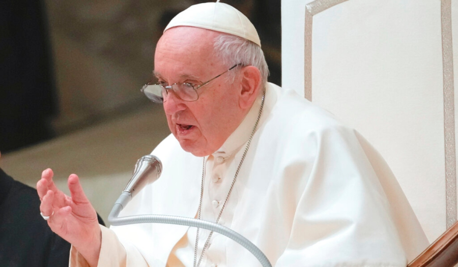 Πάπας Φραγκίσκος: Γιόρτασε τα 86α γενέθλιά του δίνοντας το βραβείο «Μητέρα Τερέζα» σε έναν άστεγο