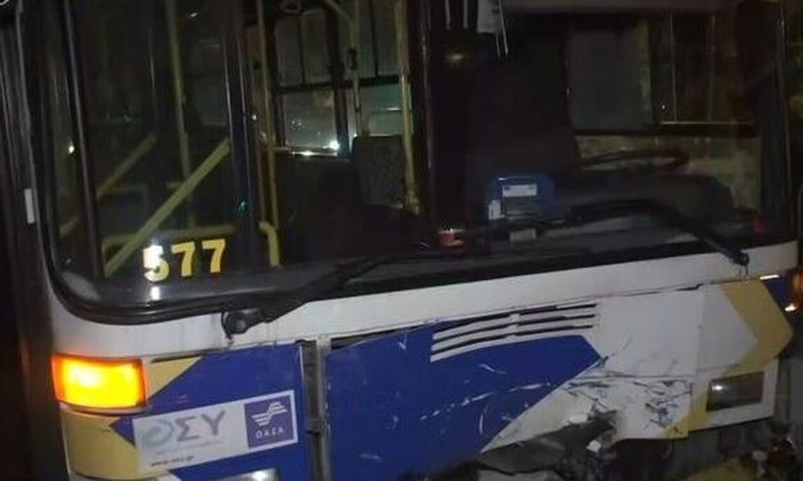 Πειραιάς: Αυτοκίνητο συγκρούστηκε μετωπικά με λεωφορείο - Δύο 25χρονες κοπέλες τραυματίες