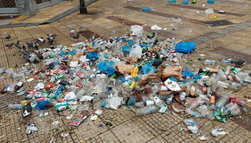 Πλατεία Αγίου Γεωργίου: 50 σακούλες σκουπιδιών μάζεψε ο Δήμος μετά το κορονοπάρτι