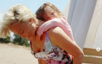 Πηνελόπη Αναστασοπούλου: Ποζάρει αγκαλιά με την κορούλα