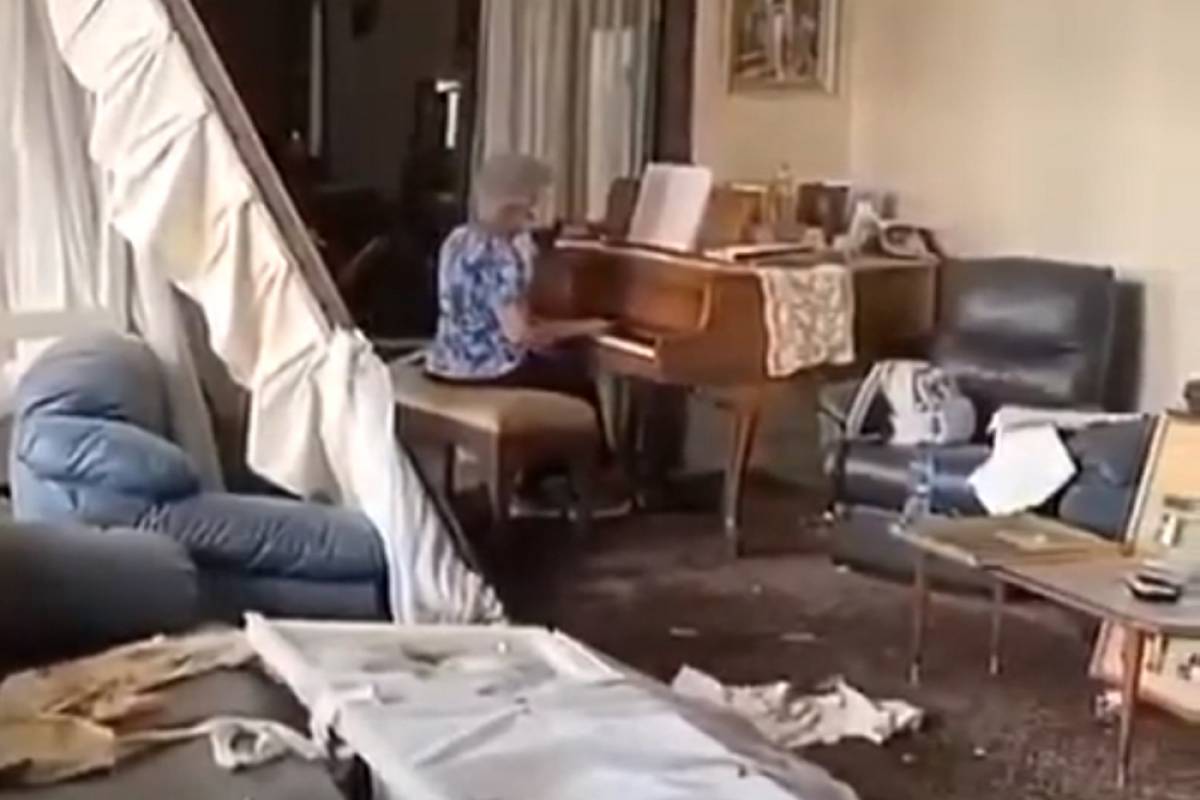 Γυναίκα παίζει πιάνο μες στα χαλάσματα της «βομβαρδισμένης» Βηρυτού
