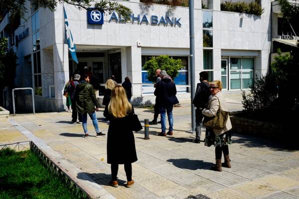 Κορονοϊός στην Ελλάδα: Απίστευτες ουρές και συνωστισμός ηλικιωμένων σε τράπεζες