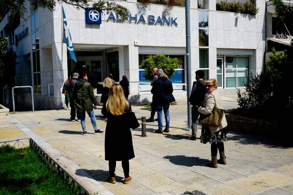 Κορονοϊός στην Ελλάδα: Απίστευτες ουρές και συνωστισμός ηλικιωμένων σε τράπεζες