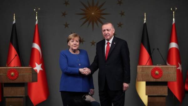 Σύρια, Λιβύη, προσφυγικό και οικονομικές σχέσεις συζήτησαν Μέρκελ-Ερντογάν