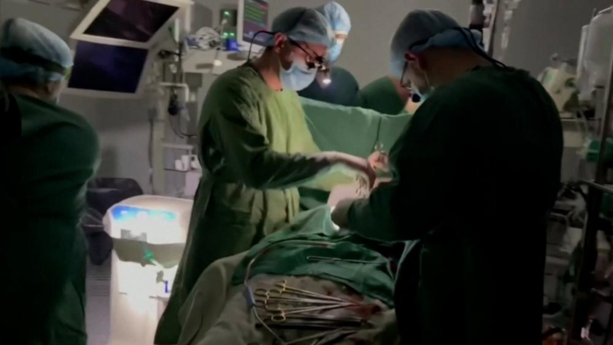 Συγκλονιστικό βίντεο: Χειρουργοί στο Κίεβο συνεχίζουν την επέμβαση παρά τη διακοπή ρεύματος
