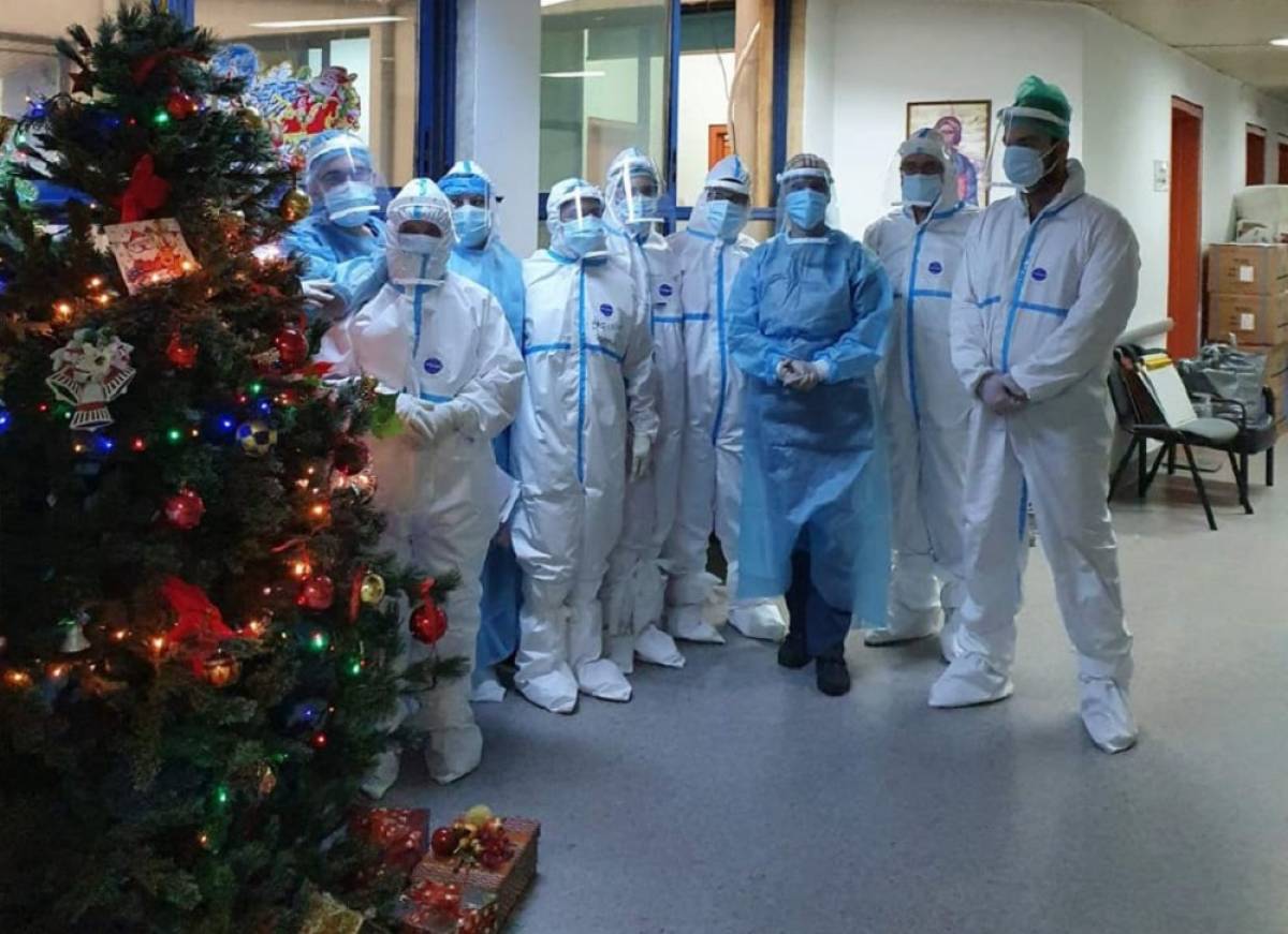 Κορονοϊός: Γιατροί και ασθενείς στόλισαν μαζί το χριστουγεννιάτικο δέντρο
