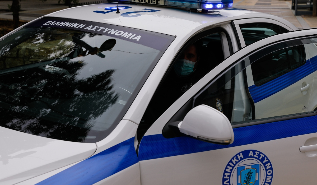 Νέος Κόσμος: Βρέθηκε κλεμμένο όχημα με καλάσνικοφ, πιστόλια και αλεξίσφαιρα