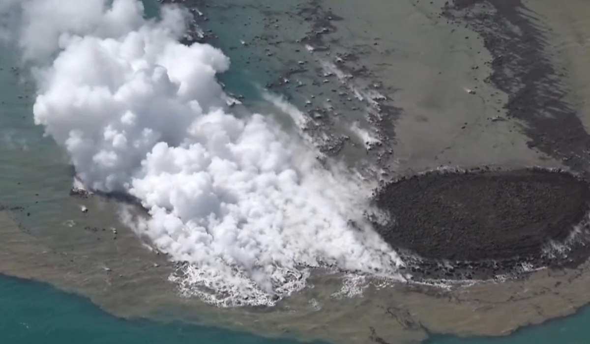 Σπάνιο βίντεο: Η στιγμή της «γέννησης» νέου νησιού στην Ιαπωνία μετά από έκρηξη ηφαιστείου